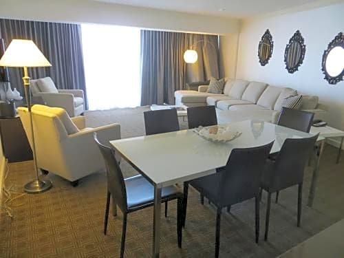 Фото Toronto Don Valley Hotel and Suites