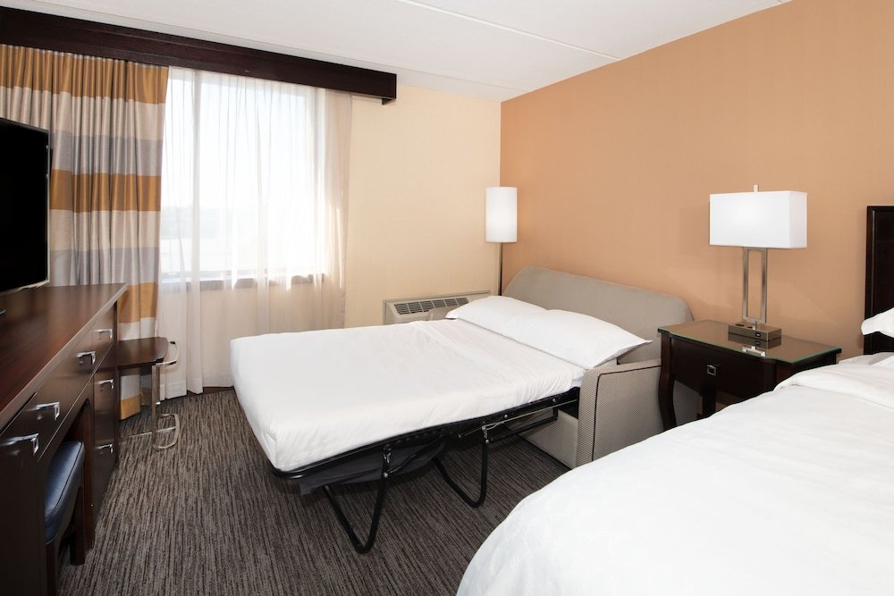 Фото Sheraton Milwaukee Brookfield Hotel