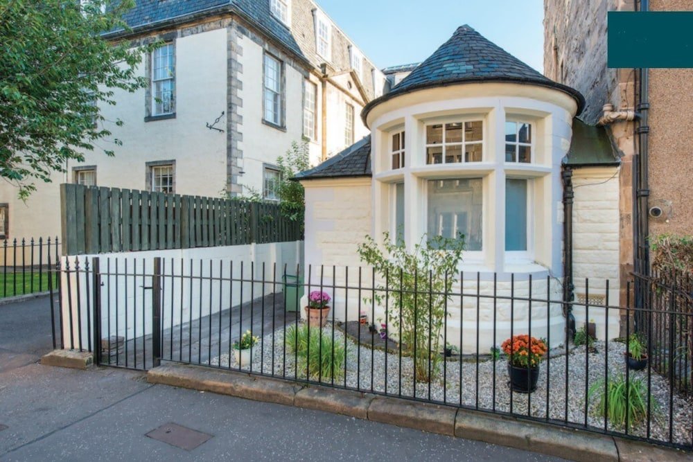 Фото Quirky Cottage in Central Edinburgh