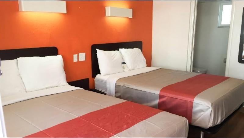 Фото Travelodge by Wyndham Sacramento Convention Center