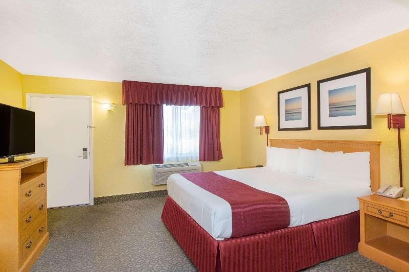 Фото Days Inn by Wyndham Redwood City