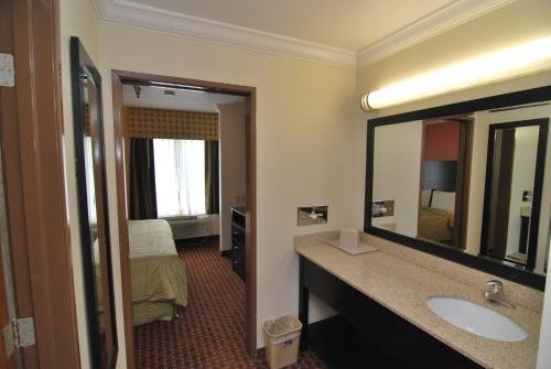 Фото AmericInn by Wyndham Johnston Des Moines