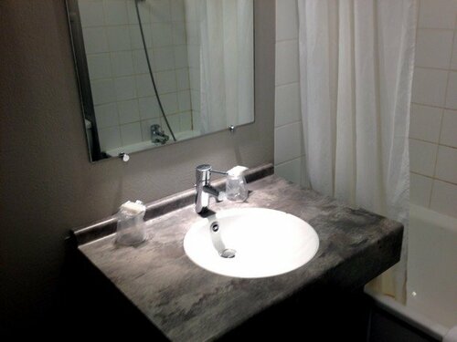 Гостиница Hôtel Mister Bed Bourgoin-Jallieu в Ла-Туре-дю-Пене