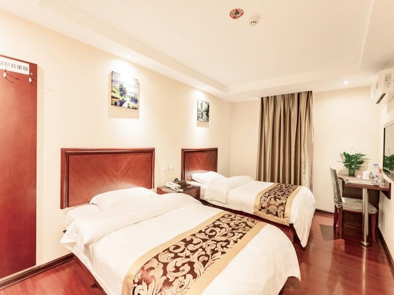 Фото GreenTree Guiyang Shifu Court Street Hotel