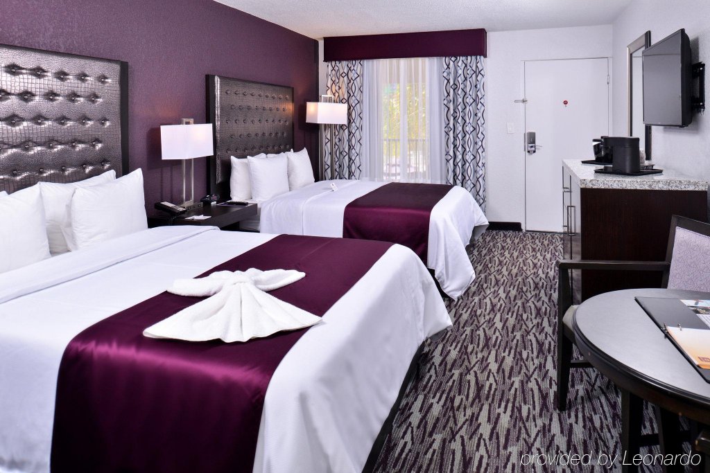 Фото Clarion Inn & Suites Across From Universal Orlando Resort