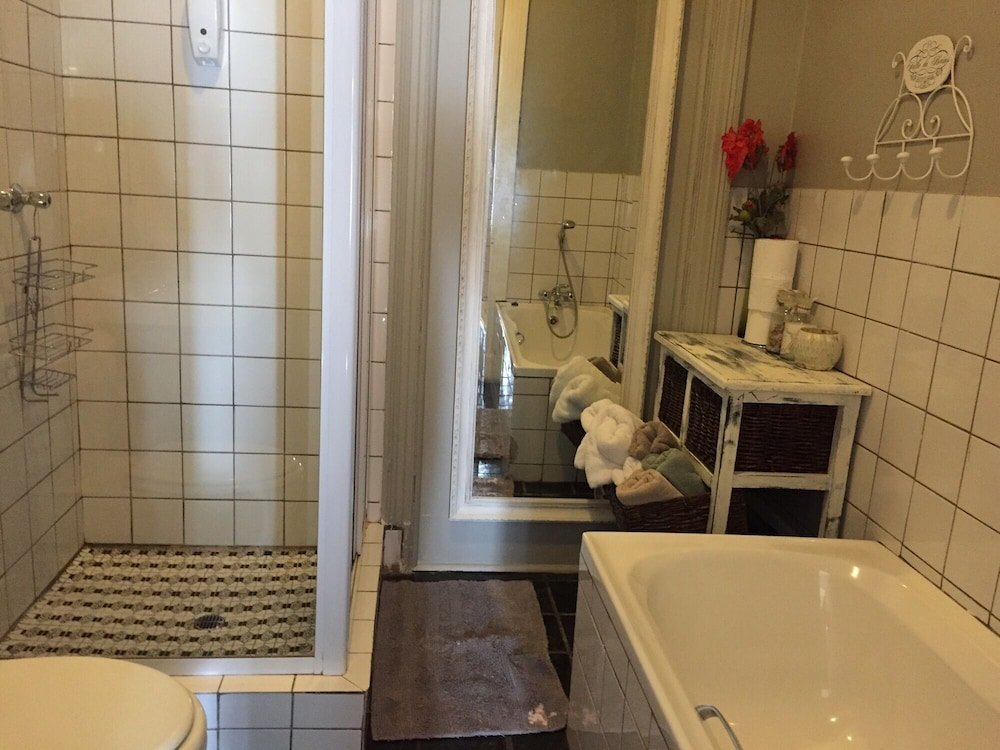 Фото Waterhouse Guest Lodges: 236/230 Bourke Street