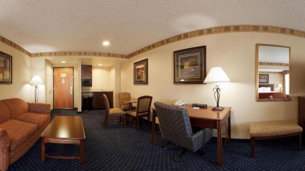 Фото Holiday Inn Express Hotel & Suites - Cheyenne, an Ihg Hotel