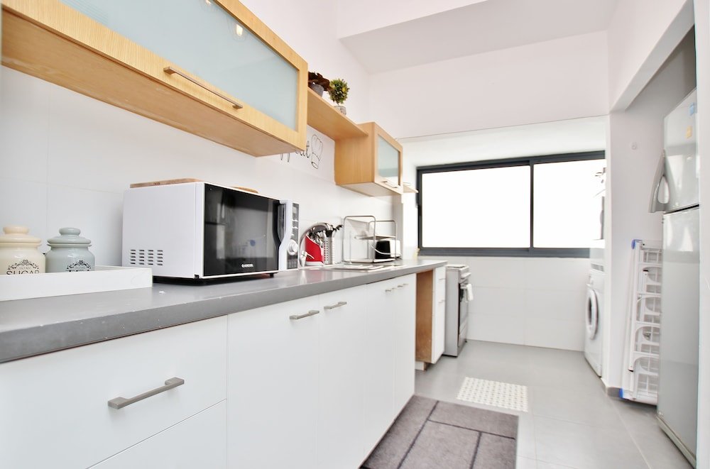 Фото 2 Bedroom Apartment with Hot Tub Facing Bograshov Beach