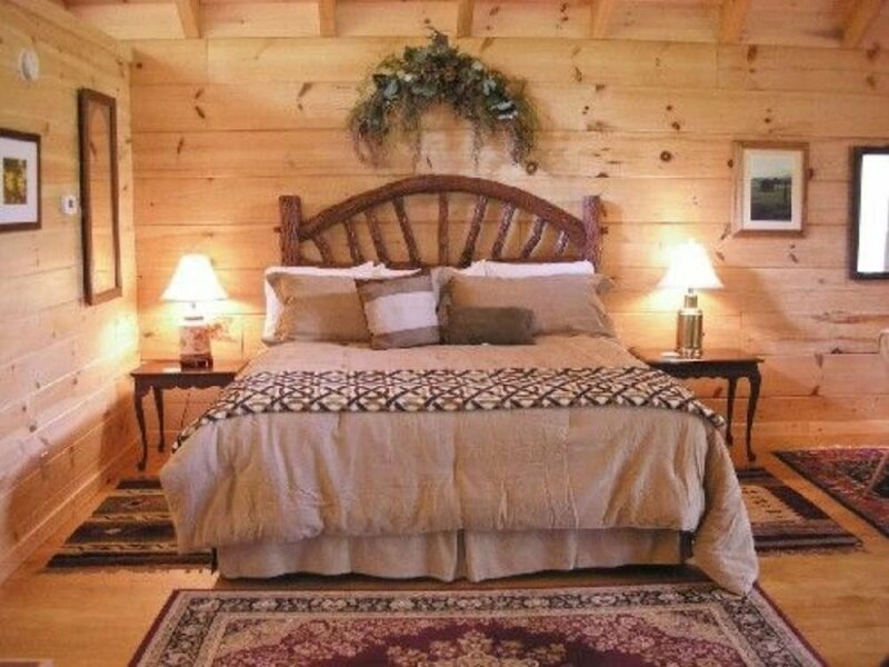 Гостиница Romantic, pet Friendly Cabin With Private hot Tub, Washer/dryer and Full Kitchen Studio Cabin