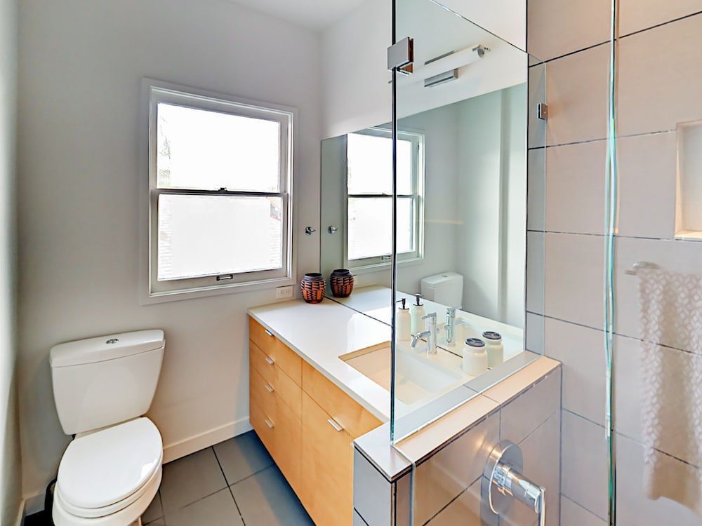 Фото 2402 9th Ave W Duplex 2 Bedrooms 1.5 Bathroom Duplex