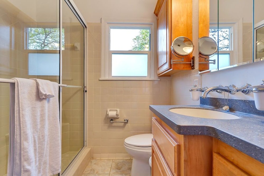 Фото 2br Newly Remodeled Stylish Rosedale House by RedAwning