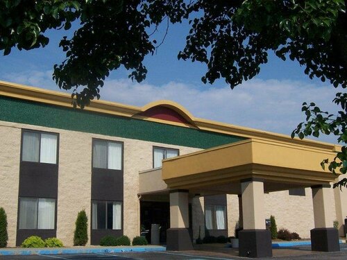 Гостиница Best Western Huntington Mall Inn