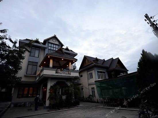 Фото Mr. Charles Hotel