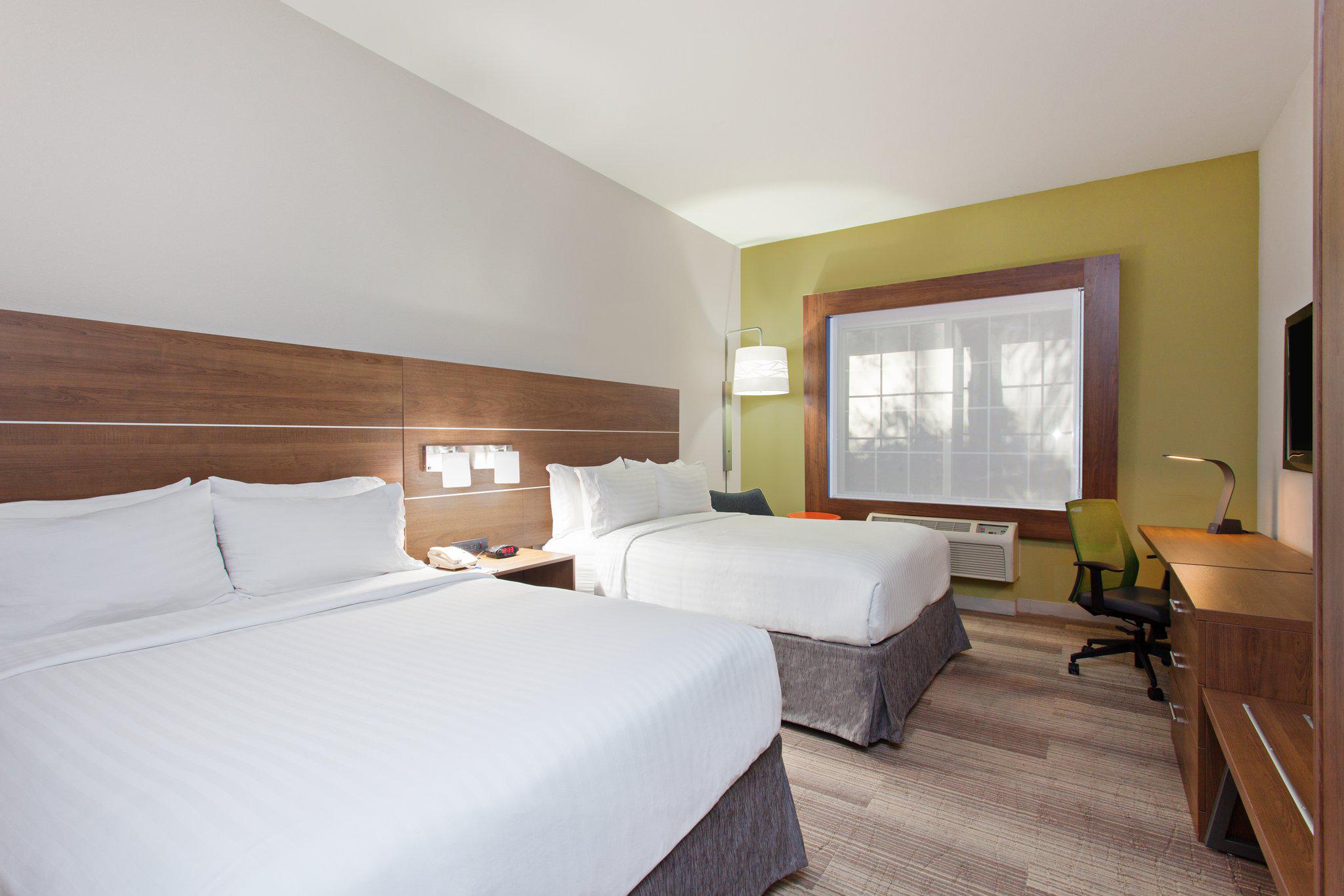 Фото Holiday Inn Express Hotel & Suites Corona, an Ihg Hotel