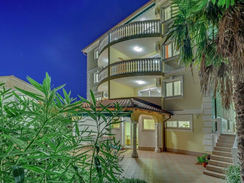 Гостиница Modern Ground Floor Apartment With Private Terrace and Jacuzzi