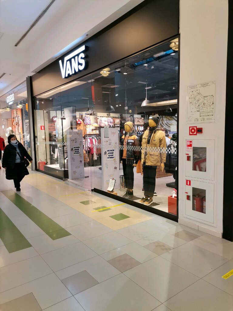 closest vans store near me