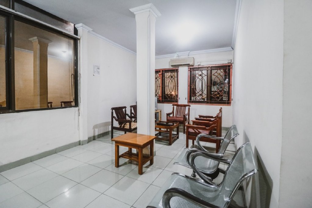 Фото RedDoorz Plus near Wtc Batanghari Mall