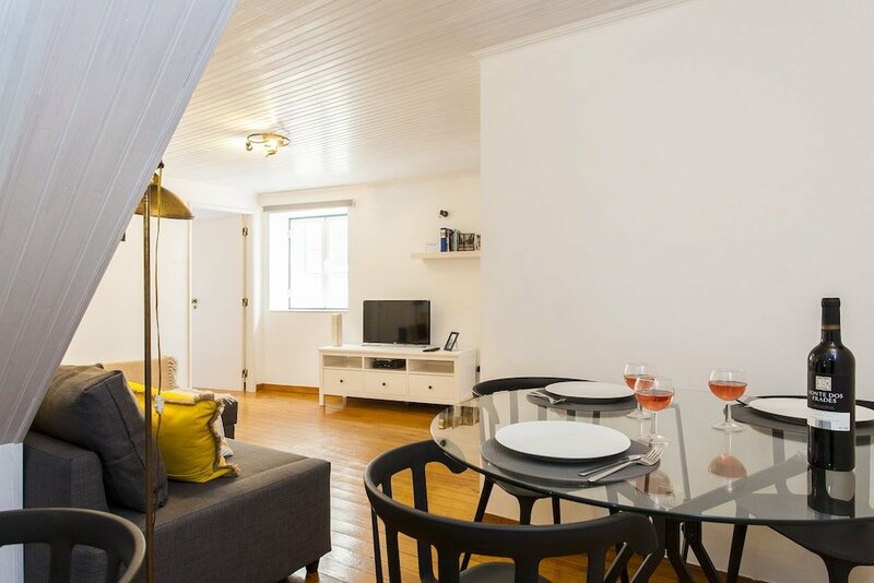 Altido Cosy 1-bed flat w/balcony in Alfama, moments from the Port