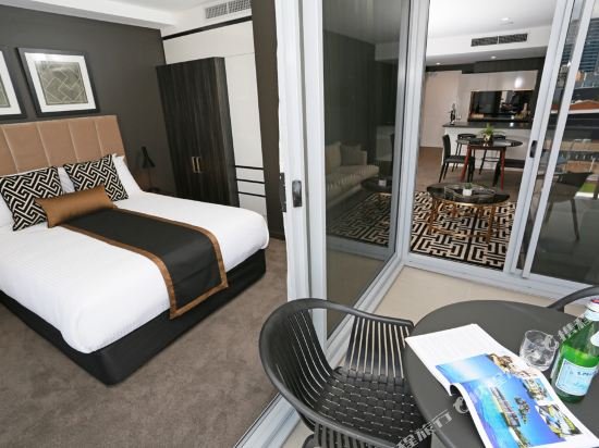 Фото Alex Perry Hotel & Apartments