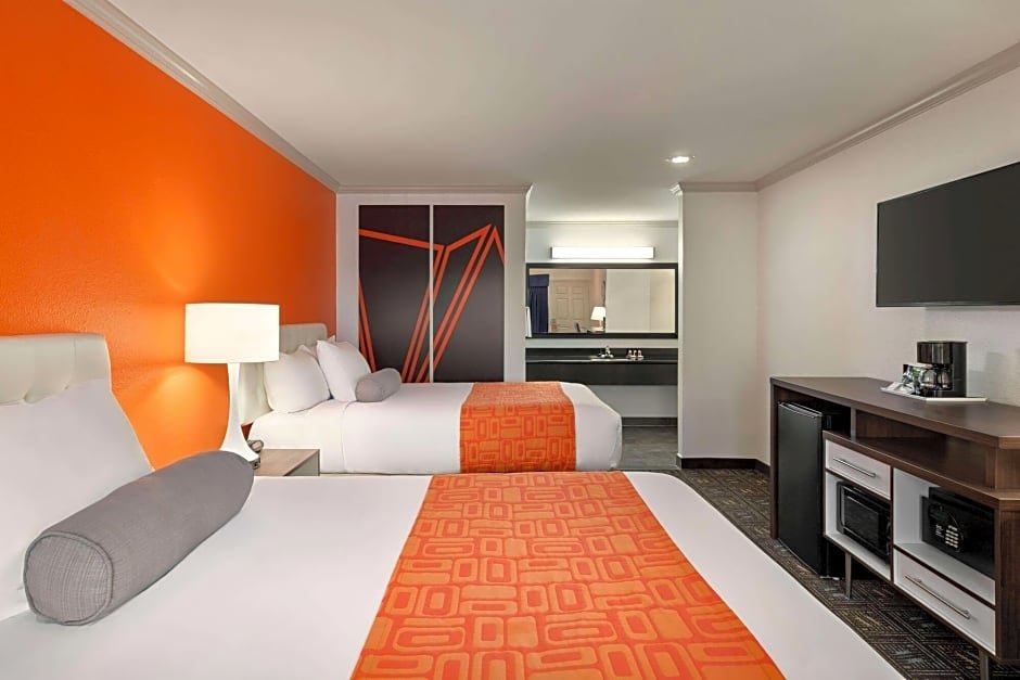 Фото Howard Johnson by Wyndham San Diego State University Area