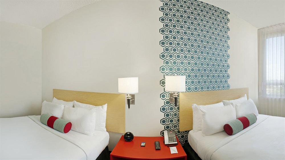 Фото June West La