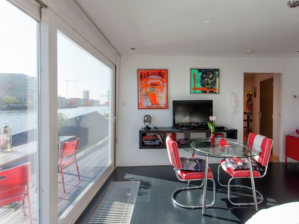 Фото A Bed & Breakfast on a Splendid Houseboat