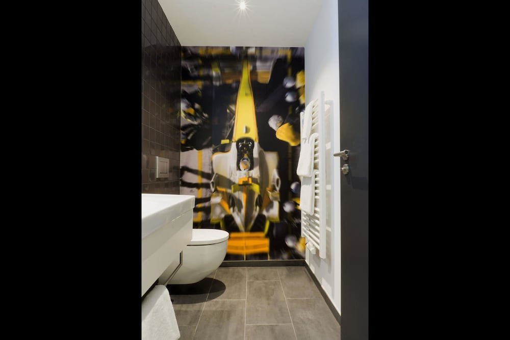 Фото V8 Hotel Köln