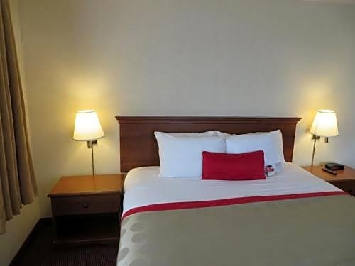 Фото Ramada by Wyndham Hawthorne Lax La Stadium