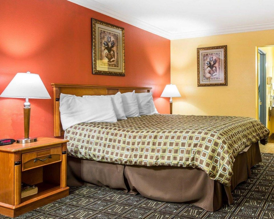 Фото Rodeway Inn Old Town Temecula