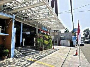 Гостиница Mine Home Hotel Kebon Kawung