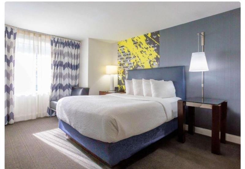 Фото Comfort Inn & Suites Baltimore Inner Harbor