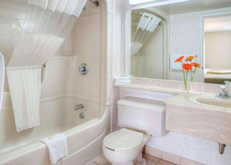 Фото Quality Hotel & Suites Montreal East