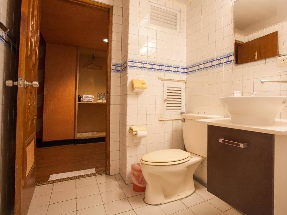 Фото Chiayi Crown Hotel