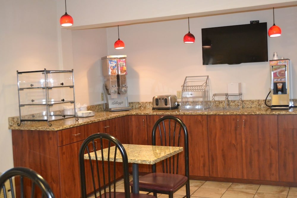 Фото Super 8 by Wyndham Germantown/Milwaukee