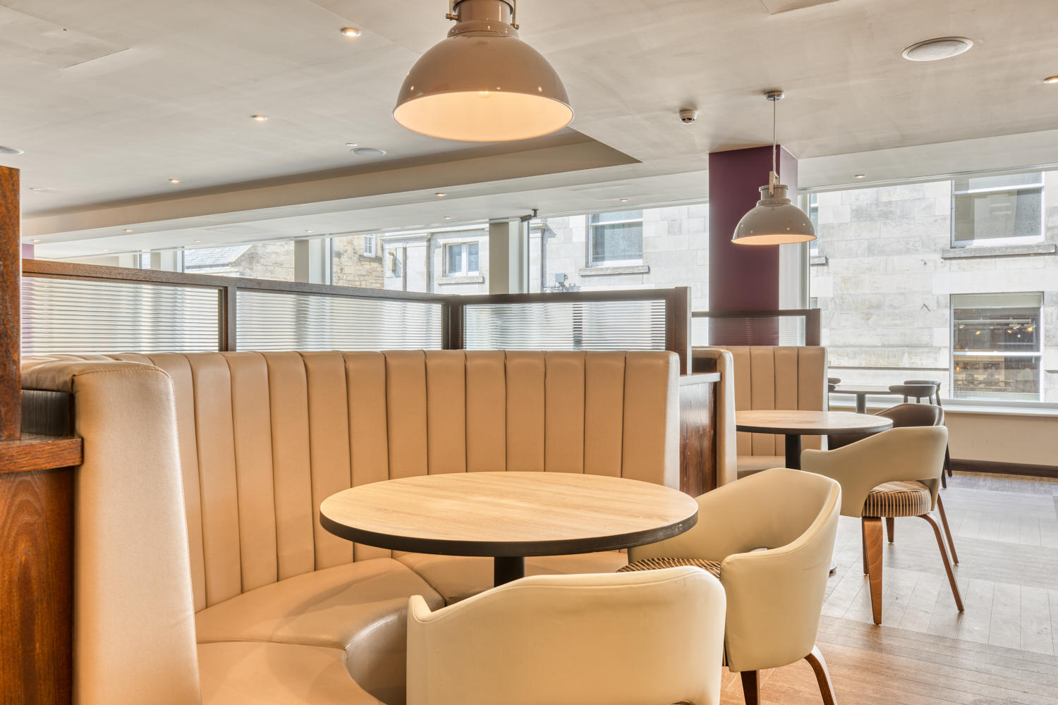 Фото Hub by Premier Inn Edinburgh City Centre