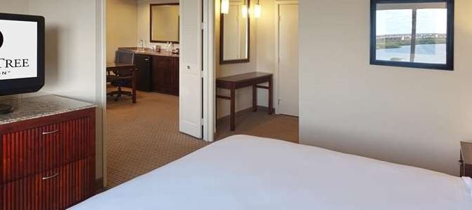 Фото DoubleTree by Hilton Tampa Rocky Point Waterfront