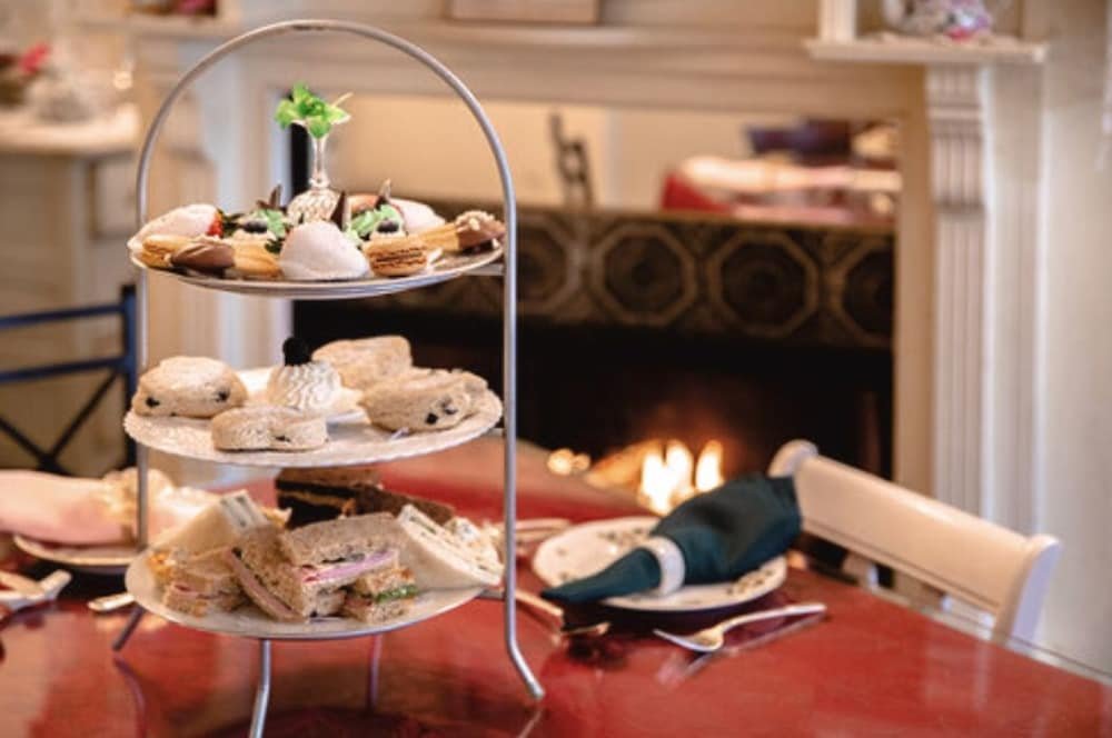 Фото Mathis House, A Victorian Bed & Breakfast and Tea Room at 600 Main