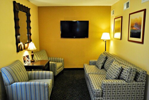 Гостиница Candlewood Suites Raleigh Crabtree, an Ihg Hotel в Роли