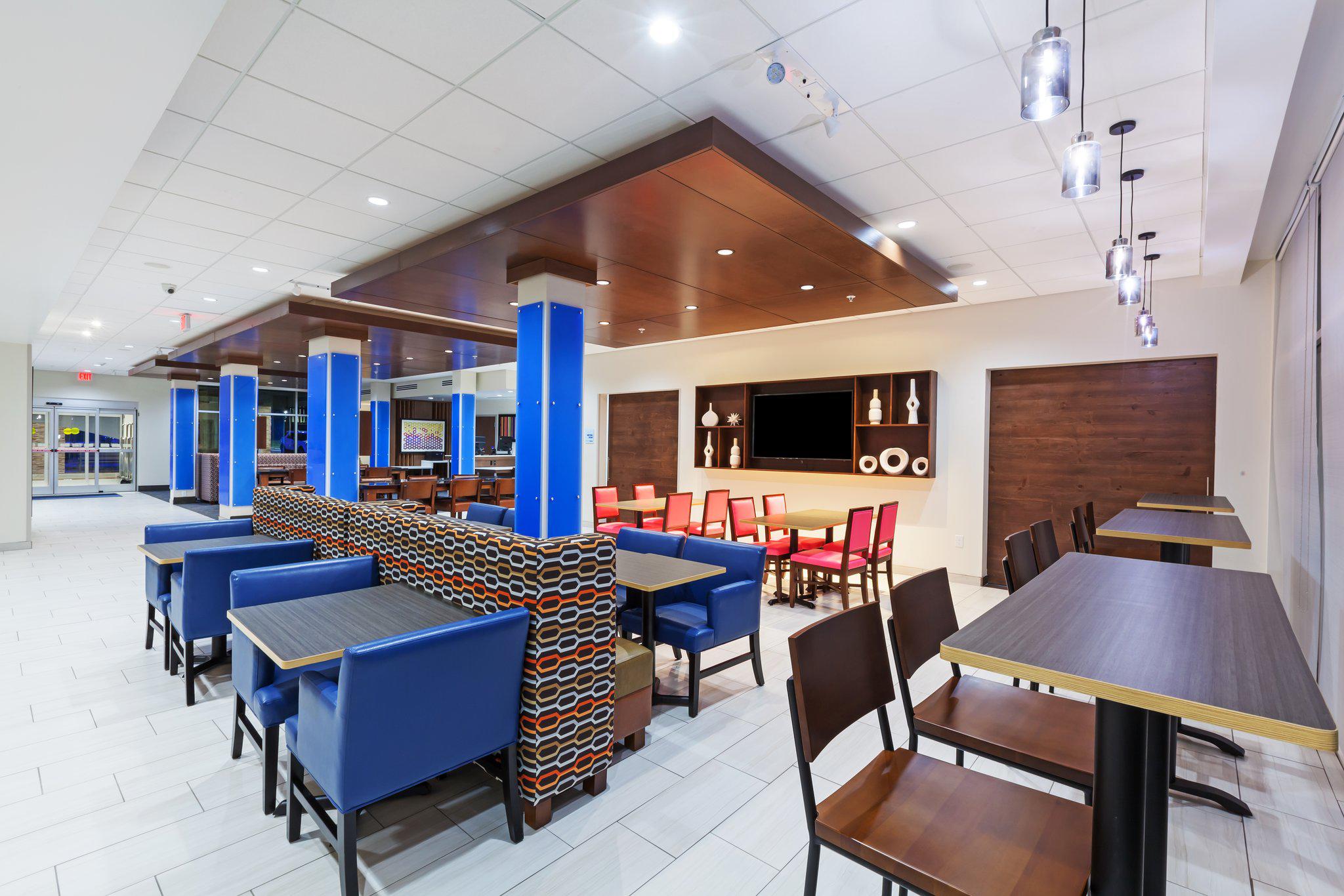 Фото Holiday Inn Express & Suites Tulsa South - Woodland Hills, an Ihg Hotel