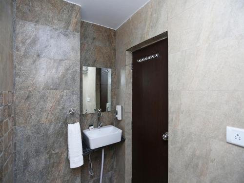 Фото Oyo 15530 Hotel G S Residency