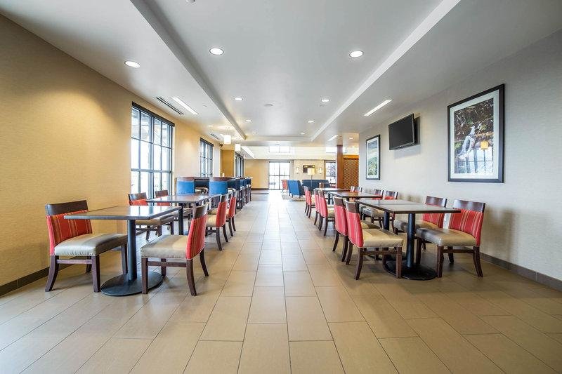 Фото Comfort Suites Airport - University