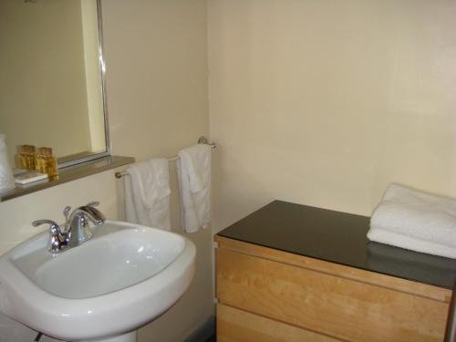 Фото Colonial House Inn