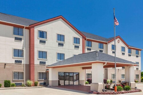 Гостиница Days Inn & Suites by Wyndham McAlester