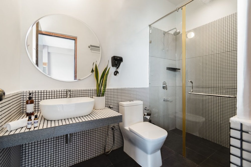 Фото Minimalist Poshtel & Suites