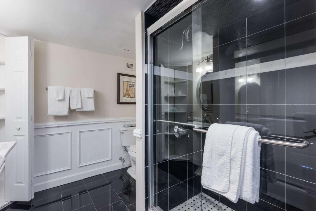 Фото Clarion Hotel & Suites