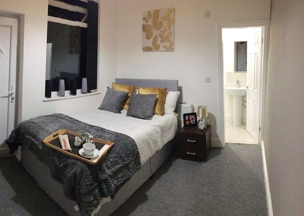 Фото Townhouse Plus @ 166 Edleston Road Crewe