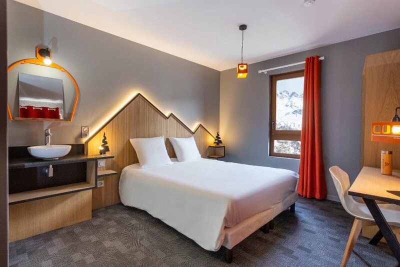 Отель Base Camp Lodge