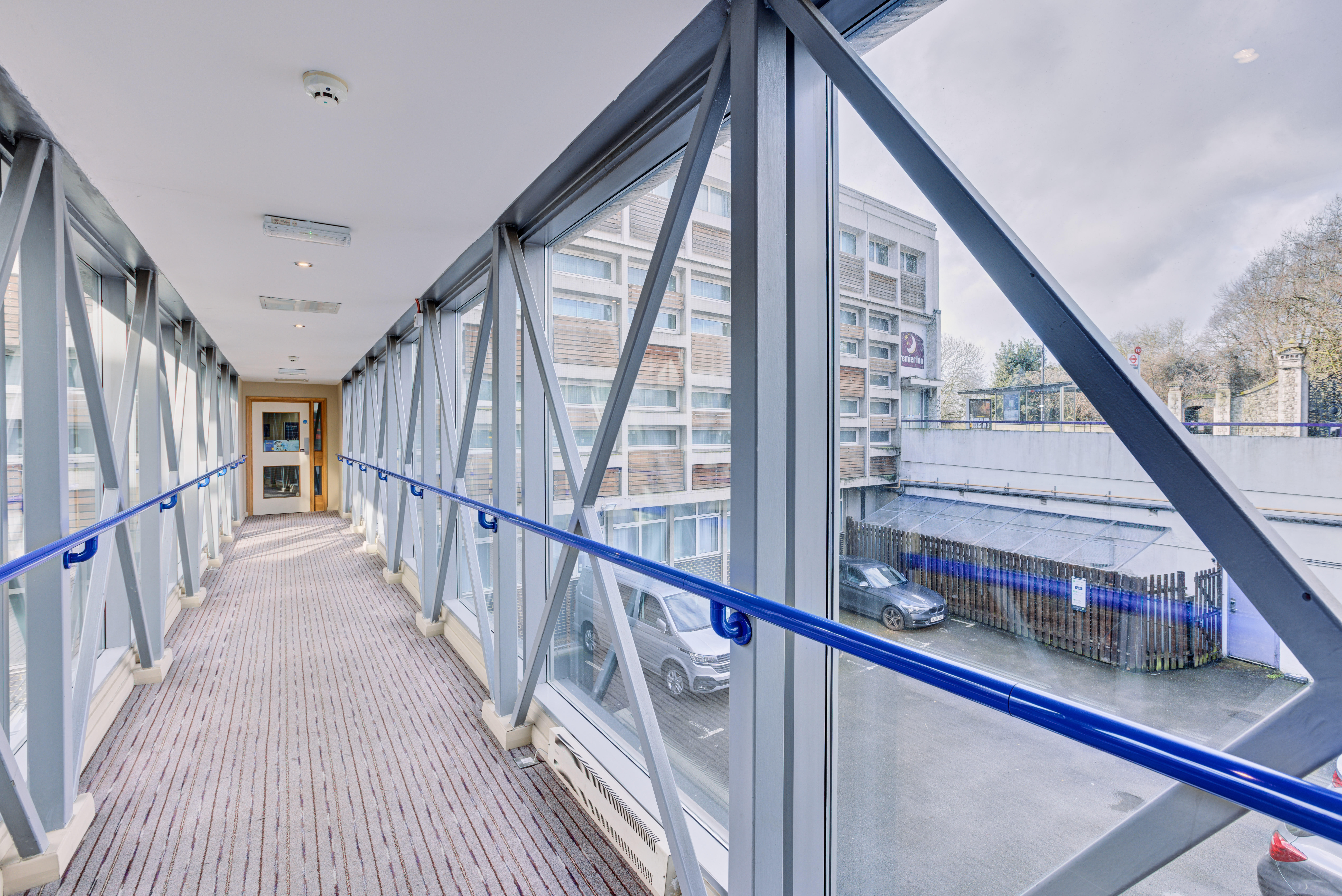 Фото Premier Inn London Putney Bridge