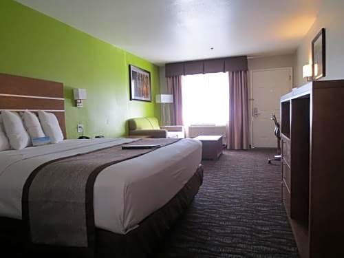 Фото Days Inn & Suites by Wyndham Arcata