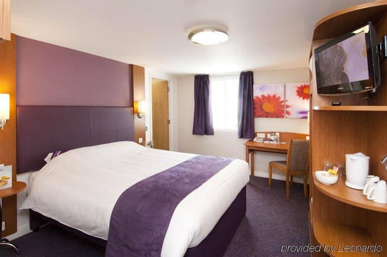 Фото Premier Inn Woking West - A324